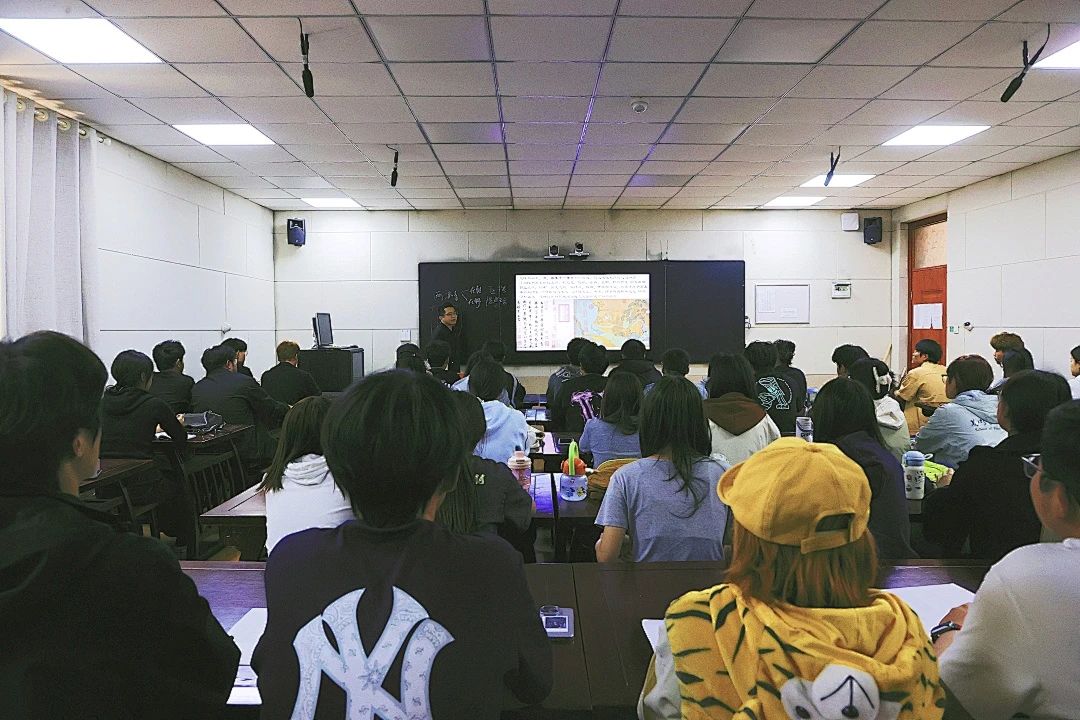 说明: 一群人在房间里 描述已自动生成